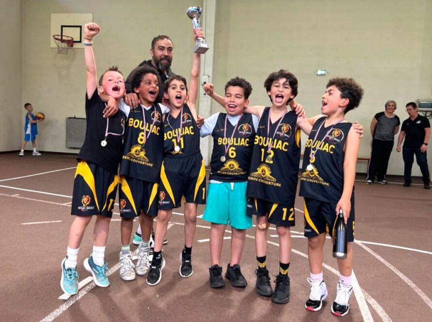 Les U9 de Bouliac soulèvent la coupe au tournoi de basket d'Artigues