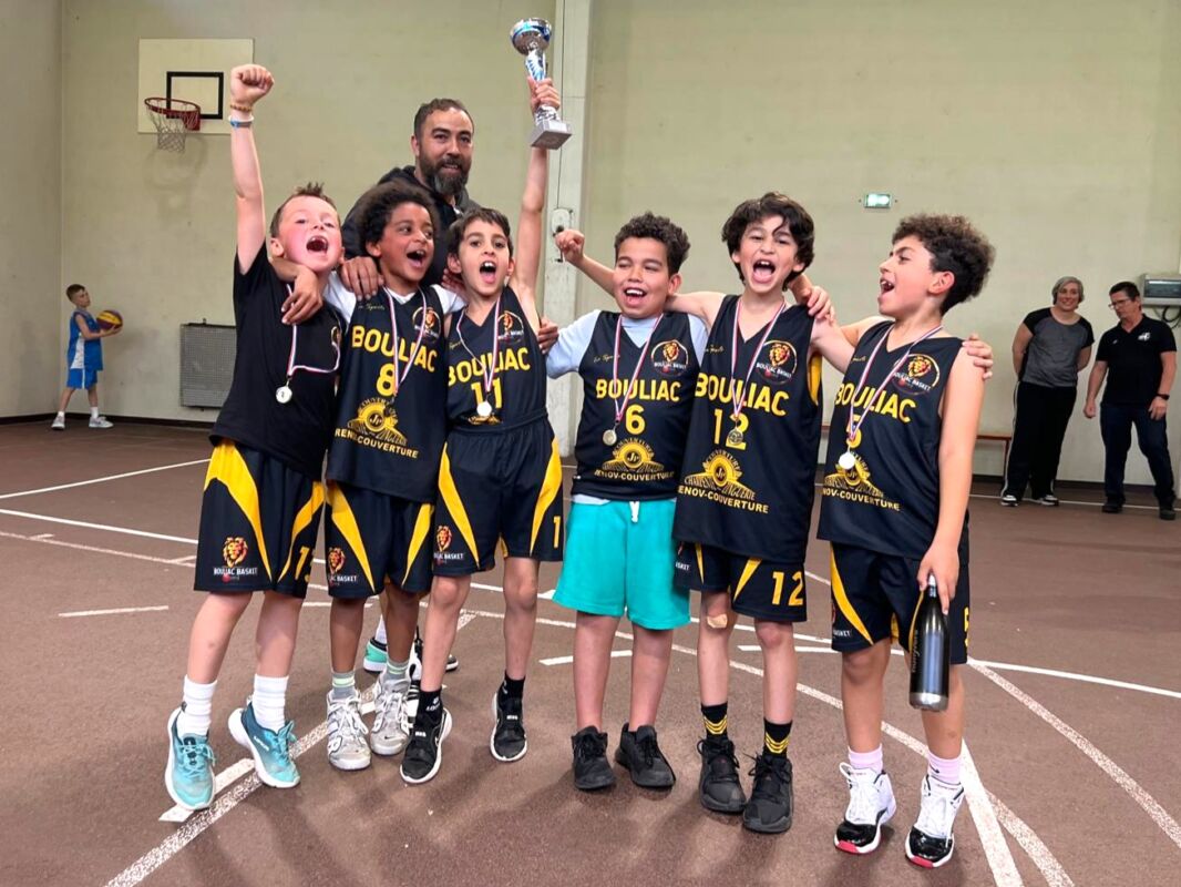 Les U9 de Bouliac soulèvent la coupe au tournoi de basket d'Artigues